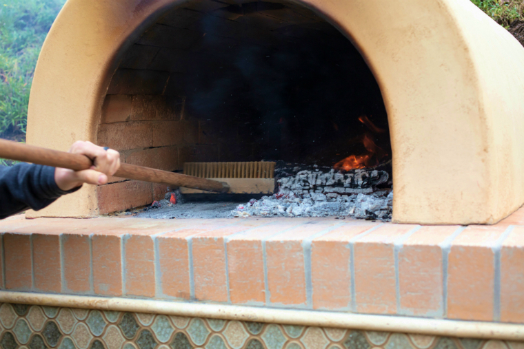 定期的に行うことで火災を防ぐ！ピザ窯の掃除方法