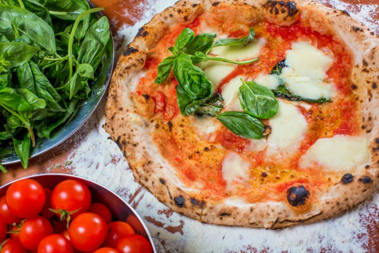 ピザ窯で焼いたピザはなぜおいしいの？秘密は熱効率にあり！