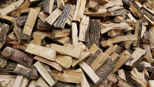 ピザ窯に使用する薪の種類とは？薪の種類別の特徴や選び方も解説！